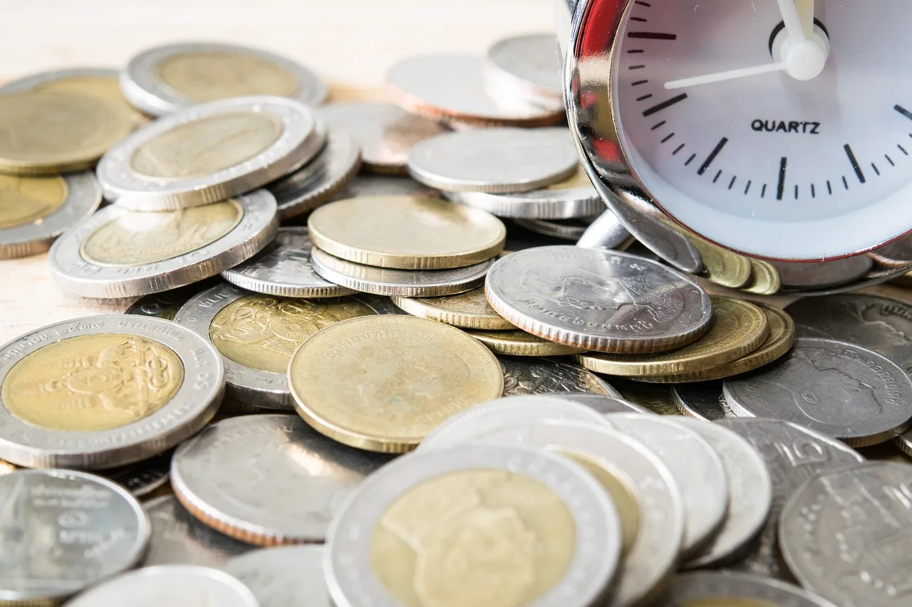 coins, currency, money, cash, time, value, business, clock, pointer, minutes, hours, seconds. Payment-timing models compared: eight worked examples with the arithmetic