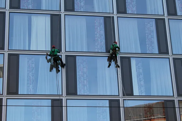 building cleaner, window cleaning, facade, clean, berlin, window cleaning, window cleaning, window cleaning, window cleaning, window cleaning. Seven invented local service cases, each reasoned through one decision